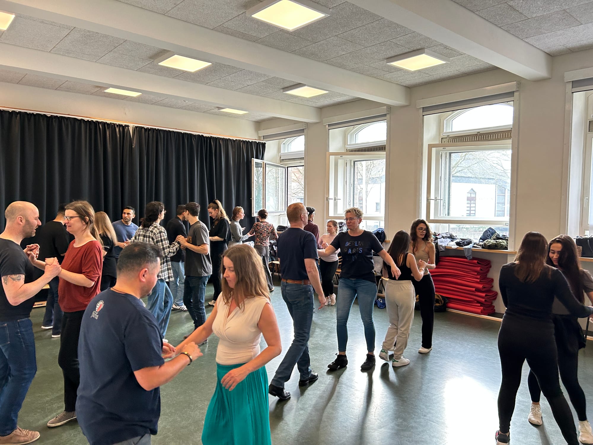 Paare beim Bachata-Tanzen